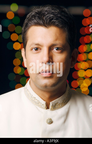 Porträt eines Mitte erwachsenen Mannes tragen traditionelle indische Kleidung Stockfoto