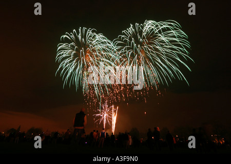 Menschen beobachten Feuerwerk Stockfoto