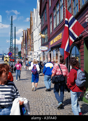 Alten lackiert hell Hansestadt Holz Lagerhallen, Bryggen, Bergen, Hordaland, Norwegen. Stockfoto