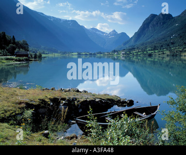 Spiegel wie Reflexionen in einem See, mit Blick auf das Dorf Sunde über Olden, Sogn Og Fjordane, Norwegen. Stockfoto