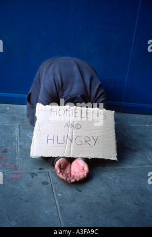 Obdachlosen und hungrigen Schild über einen jungen Menschen, die Betteln auf der Straße von London England Großbritannien UK Stockfoto