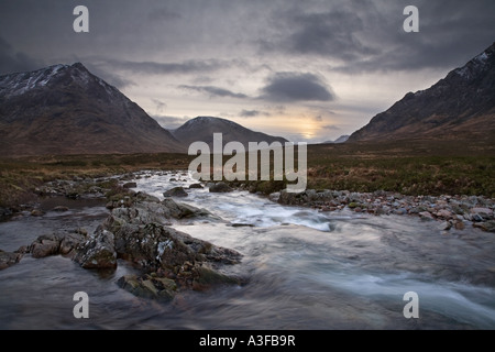 Fluß Etive in Glen Etive bei Sonnenuntergang in Schottland, Vereinigtes Königreich Stockfoto