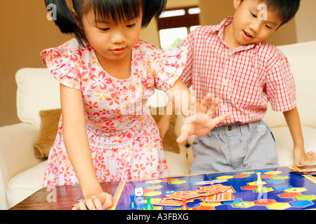Ein Junge spielt mit seiner Schwester in Nahaufnahme