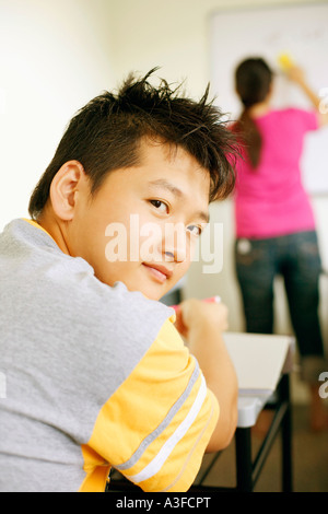 Rückansicht eines jungen Mannes in einem Klassenzimmer zu sitzen Stockfoto