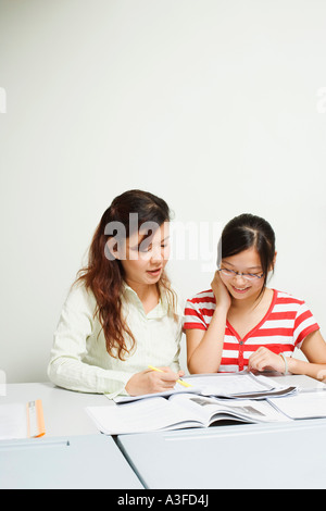 Professor unterrichtet Schüler im Klassenzimmer Stockfoto