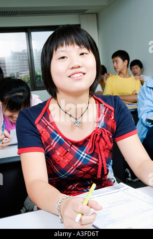 Nahaufnahme von Studenten in einem Klassenzimmer zu sitzen und Lächeln Stockfoto