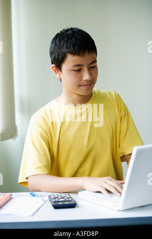 Nahaufnahme eines jungen mit einem laptop Stockfoto