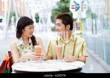 Nahaufnahme eines jungen Paares sitzen in einer cafeteria Stockfoto
