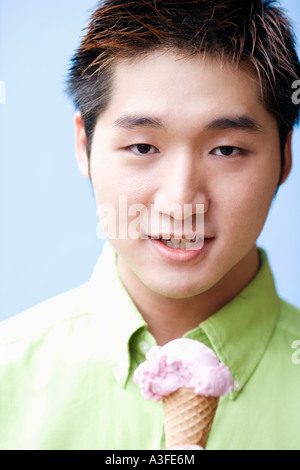 Porträt eines jungen Mannes mit einer Eistüte Stockfoto