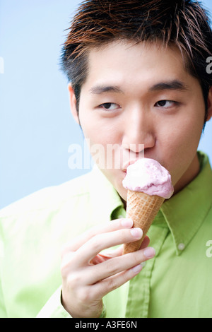 Nahaufnahme eines jungen Mannes, ein Eis essen Stockfoto