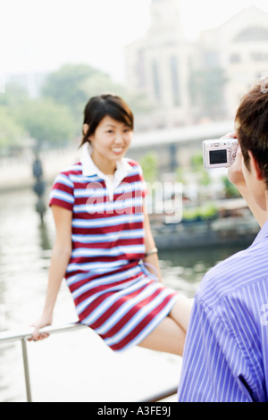 Junger Mann, ein Bild von einer jungen Frau Stockfoto
