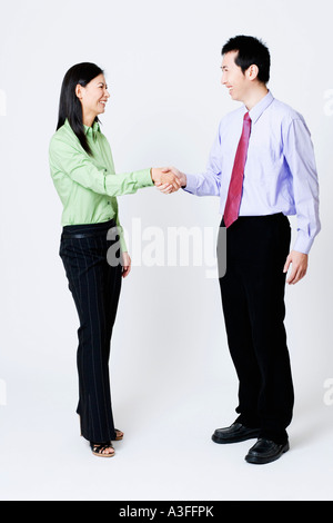 Geschäftsfrau und ein Geschäftsmann Händeschütteln Stockfoto