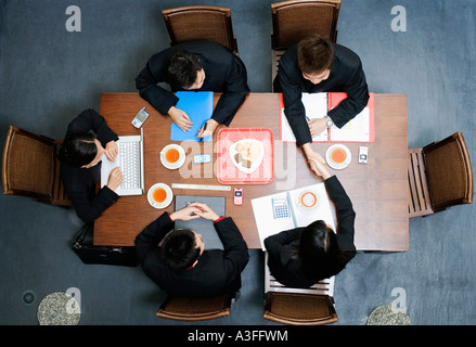 Erhöhte Ansicht von fünf Führungskräften in einer Besprechung Stockfoto