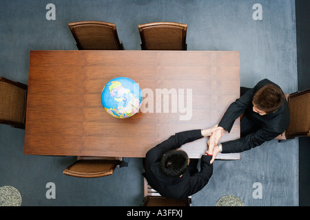 Erhöhte Ansicht von zwei Geschäftsleute Händeschütteln Stockfoto