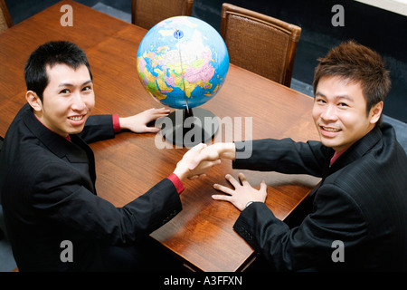 Porträt von zwei Geschäftsleute Händeschütteln Stockfoto