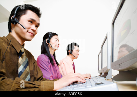 Drei Vertreter auf dem Computer arbeiten Stockfoto