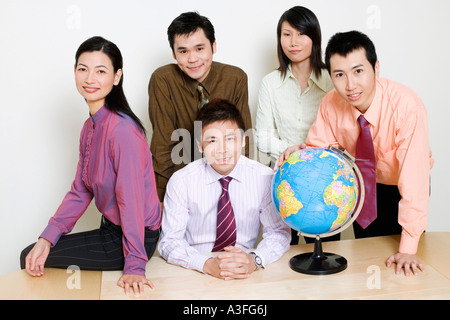 Porträt von zwei Geschäftsfrauen und drei Geschäftsleute lächelnd Stockfoto