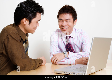 Zwei Geschäftsleute diskutieren Stockfoto