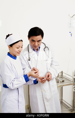 Nahaufnahme einer männlichen Arzt und Krankenschwester diskutieren Stockfoto