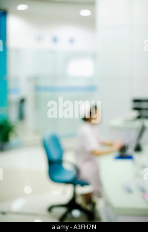 Seitenansicht der eine Krankenschwester, die auf einem Stuhl sitzend Stockfoto