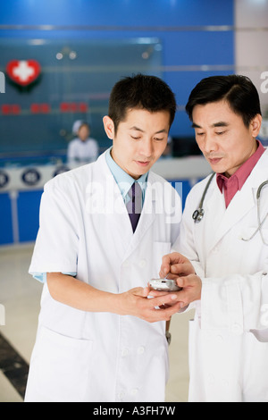Nahaufnahme der beiden männlichen Ärzte betrachten ein Daten-Assistent Stockfoto