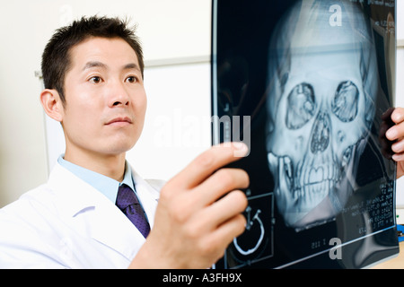 Nahaufnahme eines männlichen Arztes halten ein Röntgenbild Stockfoto