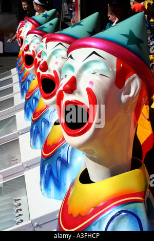 EINER REIHE VON LACHEN CLOWNS IN SIDE SHOW GASSE BAPDA8949 Stockfoto