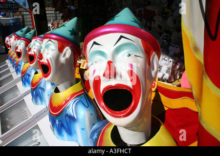 EINER REIHE VON LACHEN CLOWNS IN SIDE SHOW GASSE BAPDA8951 Stockfoto