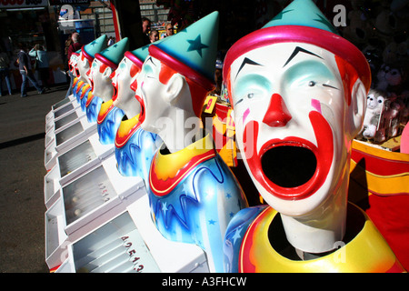 EINER REIHE VON LACHEN CLOWNS IN SIDE SHOW GASSE BAPDA8952 Stockfoto