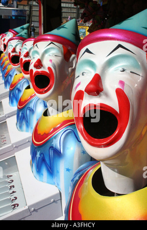 EINER REIHE VON LACHEN CLOWNS IN SIDE SHOW GASSE BAPDA8954 Stockfoto