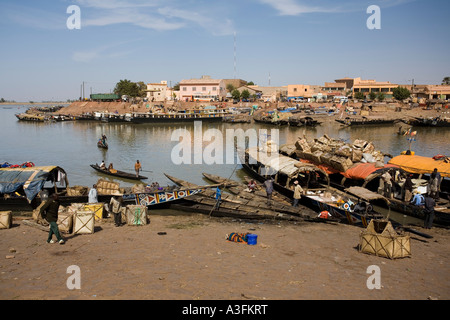 Pinasse Boote warten auf Laden auf dem Markt in Mopti Stockfoto