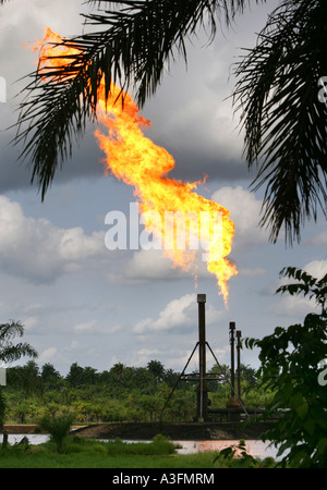 Nigeria, Umweltverschmutzung durch die Verbrennung von Gas aus der Ölförderung im Nigerdelta, Ogoniland Stockfoto