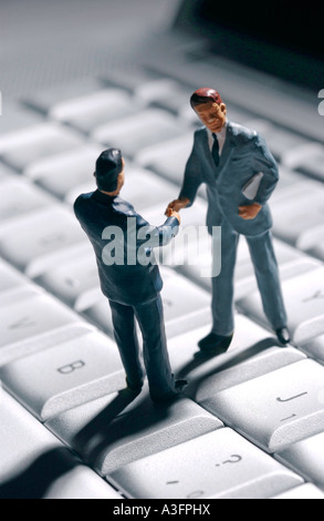 Business Meeting online, zwei Geschäftsmänner zahlen die Hände schütteln auf einer PC-Tastatur Stockfoto