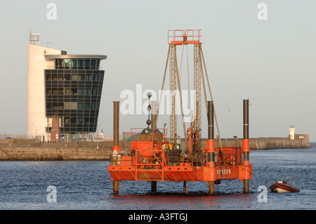 Testen Sie Bohren in den Eingang nach Aberdeen Harbour Grampian Region Schottland.  XPL 4597-433 Stockfoto