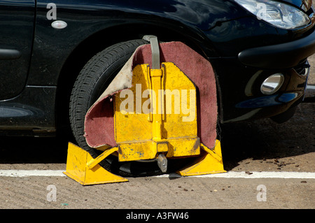 Auto-Rad eingespannt in eine Exmouth Parkplatz South Devon UK Stockfoto