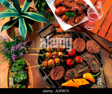 Overhead Schuss von verschiedene Grillgerichte Döner und Burger und Drumsticks redaktionelle Hühnerfutter Stockfoto