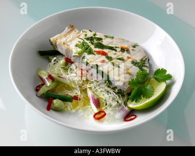 Ein Teller mit Thunfisch mit redaktionellen Zellophan Nudeln Essen Stockfoto