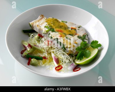 Ein Teller mit Thunfisch mit redaktionellen Zellophan Nudeln Essen Stockfoto