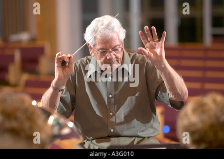 Ältere männliche Dirigent führende Band mit Taktstock Stockfoto