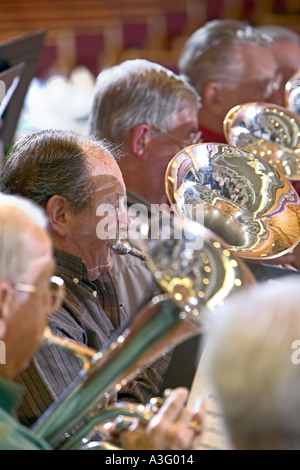 Männer spielen aufrecht Bariton horn Blechblasinstrument mit 3 Ventilen und Glocke Stockfoto