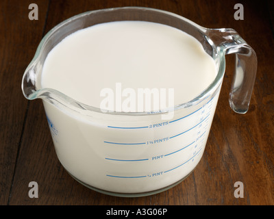 Semi-Magermilch in einem Glas Krug redaktionelle Lebensmittel Stockfoto