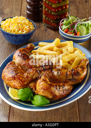 Spatchcock Hähnchen und Pommes frites, Reis und Salat redaktionelle Essen Stockfoto