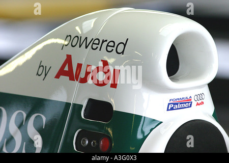 Nahaufnahme eines Formel Palmer Audi Rennwagen in der Grube-Garage in Oulton Park 2004. Stockfoto