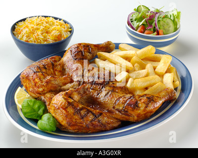 Spatchcock Hähnchen und Pommes frites, Reis und Salat redaktionelle Essen Stockfoto