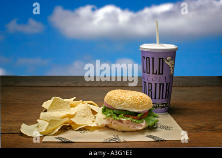 Der Bagel ist mehr als nur die traditionellen jüdischen mit Brotchips und ein Getränk um die Mahlzeit zu vervollständigen geworden. Stockfoto