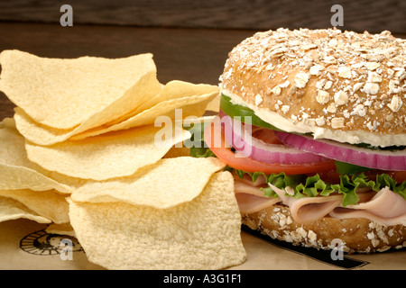 Der Bagel ist mehr als nur das traditionelle jüdische Brot mit Chips, um die Mahlzeit komplett geworden. Stockfoto