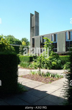 Blick auf St. Catherines College Bernard Sunley Building und Glockenturm Stockfoto