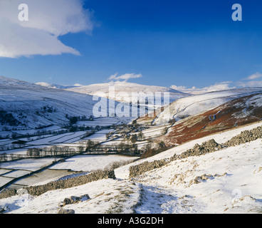 tiefster Winterschnee auf Ackerley moor mit Blick auf Litton in Littondale mit Ber Gill in der Entfernung Yorkshire Dales uk Stockfoto