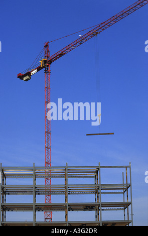 Kran-tragenden Last der Stahlträger auf der Baustelle der Händler Kai Wohnungen in Leeds Großbritannien Stockfoto