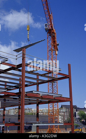 Kran-tragenden Last auf der Baustelle der Händler Kai Wohnungen in der Stadt Leeds uk Stockfoto